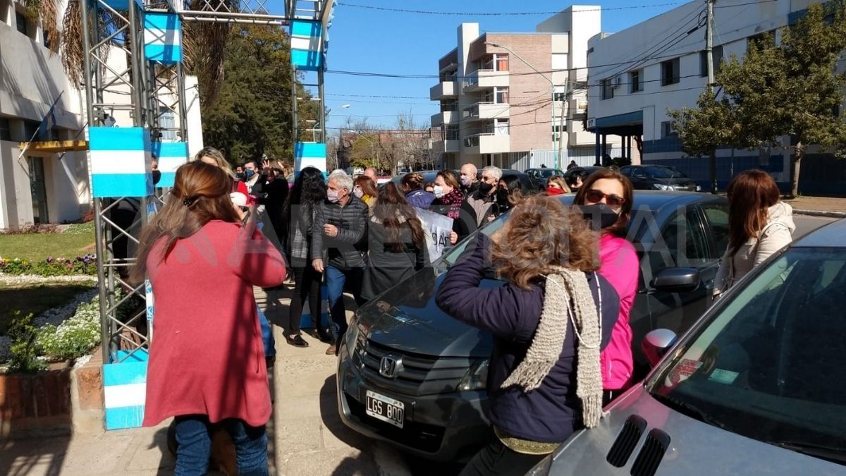 La movilización llegó hasta la Municipalidad de Santo Tomé.