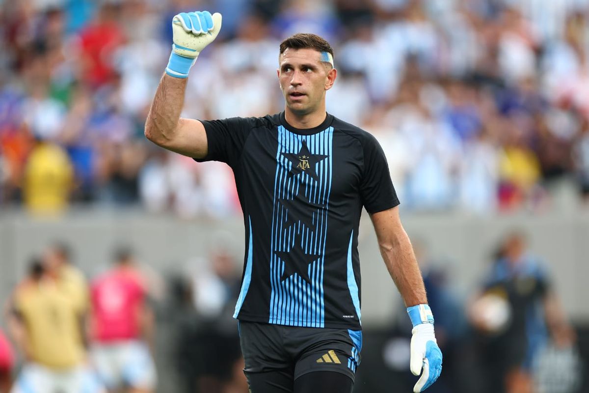 El look de Dibu Martínez.