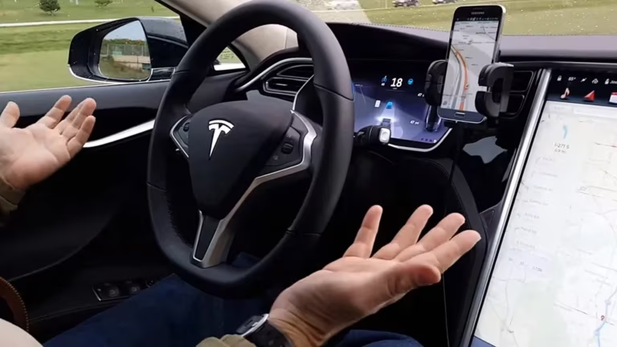 Activó el piloto automático de su Tesla y se acostó a dormir en plena autopista