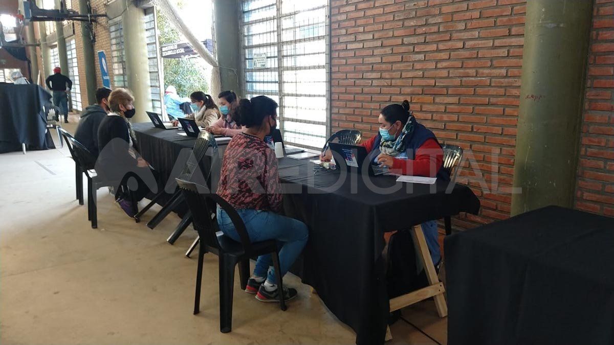 Vacunan con AstraZeneca en el CEF 29 este fin de semana.