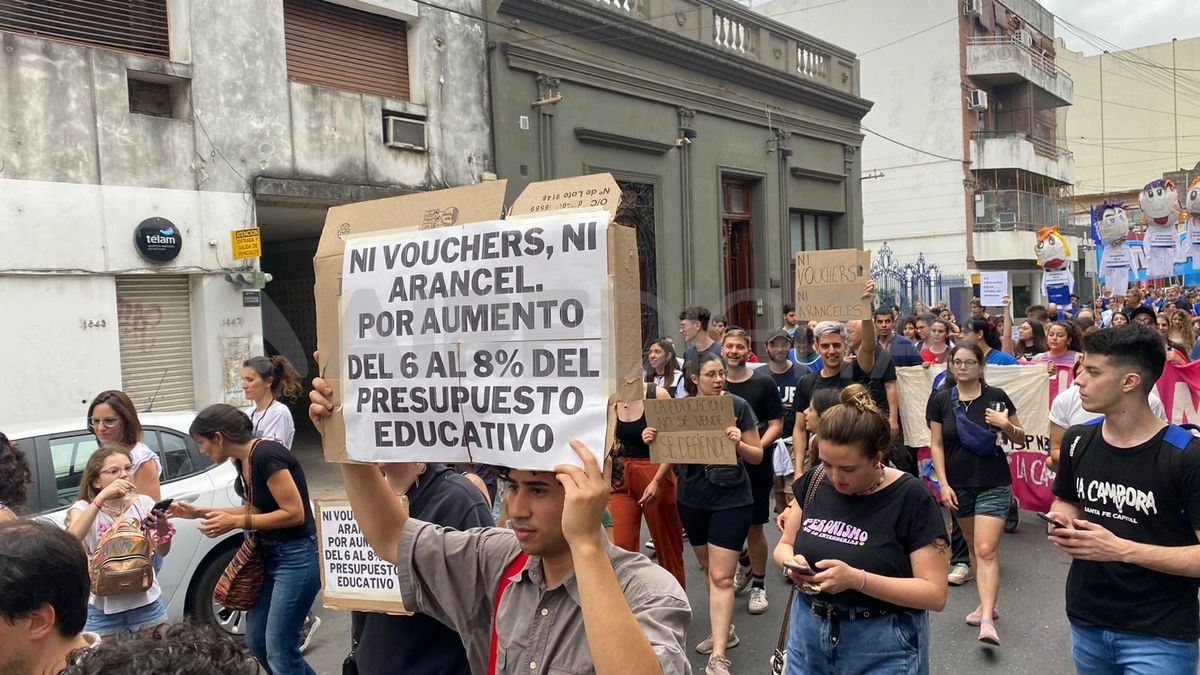 Gremios docentes, agrupaciones estudiantiles y movimientos sociales marcharon este viernes por las calles de la ciudad de Santa Fe en defensa de la educación pública. Gremios docentes, agrupaciones estudiantiles y movimientos sociales marcharon este viernes por las calles de la ciudad de Santa Fe en defensa de la educación pública.