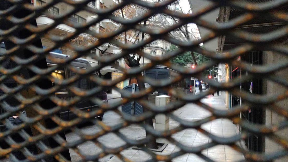 De acuerdo a lo expresado por la Ciudad, las tareas consistieron "en el trabajo de 20 barrenderos, un camión recolector y el uso de hidrolavadoras".