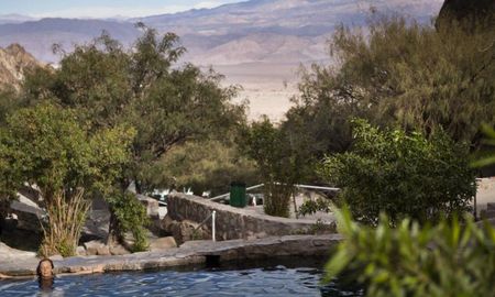 La estructura de las piletas permite que el agua pierda temperatura gradualmente a medida que desciende por los niveles de piedra, ofreciendo diferentes beneficios circulatorios según el sector elegido. La estructura de las piletas permite que el agua pierda temperatura gradualmente a medida que desciende por los niveles de piedra, ofreciendo diferentes beneficios circulatorios según el sector elegido.