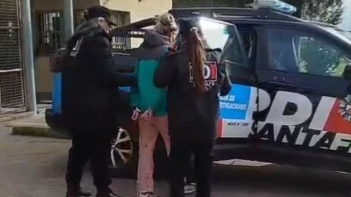 La Delegación Departamental de Investigaciones (DDI) Mar del Plata llevó adelante un allanamiento que culminó con la detención de la sospechosa, identificada como C.C., quien quedó alojada en la Unidad Penal Nº 50 de Mujeres de Batán. La Delegación Departamental de Investigaciones (DDI) Mar del Plata llevó adelante un allanamiento que culminó con la detención de la sospechosa, identificada como C.C., quien quedó alojada en la Unidad Penal Nº 50 de Mujeres de Batán.