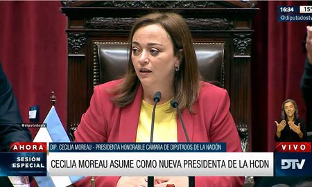 En una tensa sesión, donde no faltaron las chicanas políticas y críticas al gobierno nacional por parte de la oposición, la diputada nacional del Frente de Todos, Cecilia Moreau fue elegida como la primera presidenta de la Cámara de la historia argentina. En una tensa sesión, donde no faltaron las chicanas políticas y críticas al gobierno nacional por parte de la oposición, la diputada nacional del Frente de Todos, Cecilia Moreau fue elegida como la primera presidenta de la Cámara de la historia argentina.