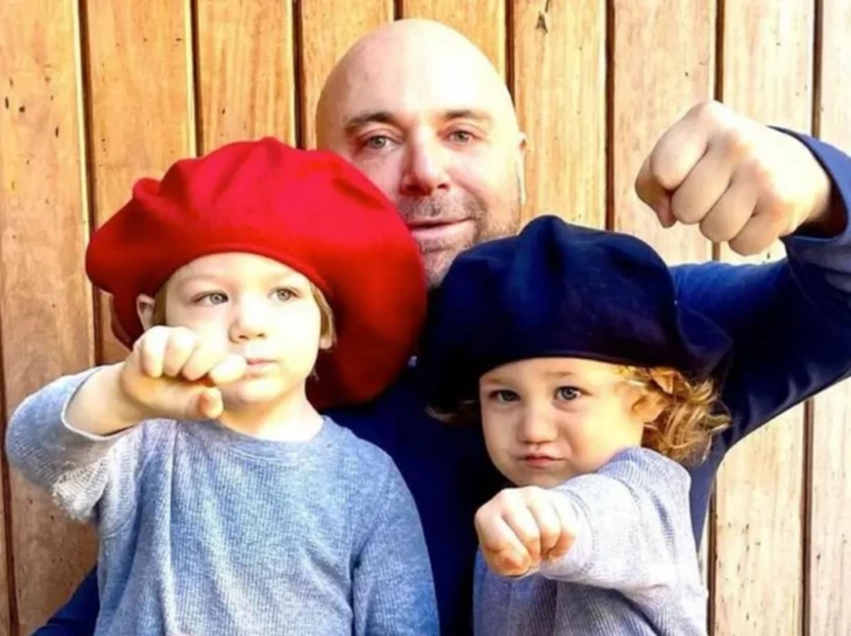 Germán Martitegui junto a sus pequeños hijos.