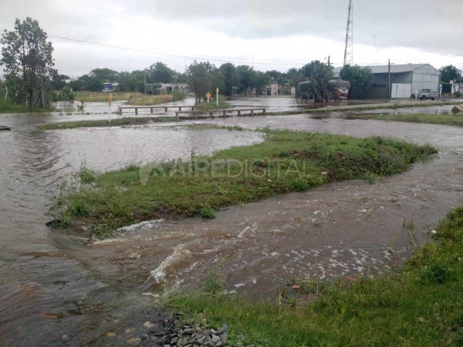 Maciel afectada por la lluvia, el desborde de un canal y familias evacuadas