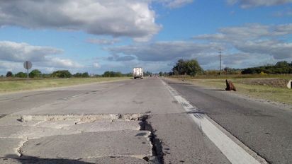 Trágico accidente: recibió un mate de su pareja mientras manejaba, volcó y murió