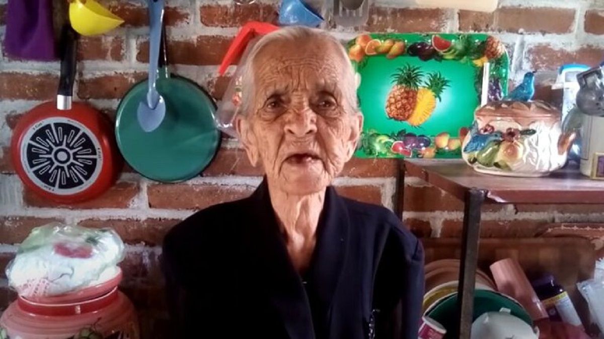 Video viral: mujer de 87 años pide que la vean en YouTube para poder sobrevivir.