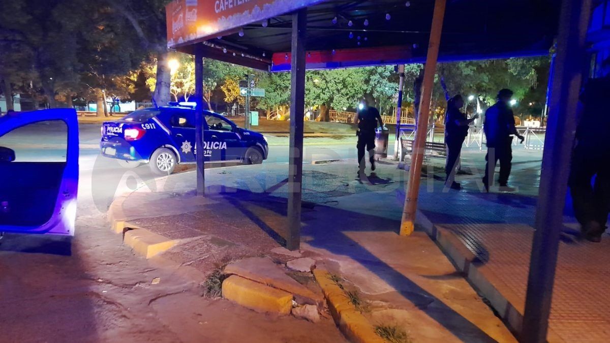 Dos detenidos en la esquina de la plaza de Santo Tomé
