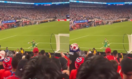 VIDEO: el tremendo festejo del Dibu Martínez en la cara de los hinchas chilenos que lo insultaban VIDEO: el tremendo festejo del Dibu Martínez en la cara de los hinchas chilenos que lo insultaban