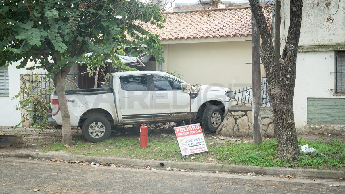 La víctima llegó a Santa Fe en una Ford Ranger y tras el ataque se incrustó en el frente de una casa. 