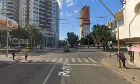 El robo del celular se dio en la intersección de Bulevar y Rivadavia, Santa Fe. Imagen: captura Google Maps. El robo del celular se dio en la intersección de Bulevar y Rivadavia, Santa Fe. Imagen: captura Google Maps.