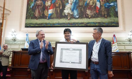 Evo Morales fue reconocido por la Legislatura santafesina. En la foto, junto a Pablo Farías y Leandro Busatto. Evo Morales fue reconocido por la Legislatura santafesina. En la foto, junto a Pablo Farías y Leandro Busatto.