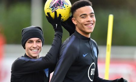 Phil Foden y Mason Greenwood fueron separados del plantel de Inglaterra por romper el protocolo sanitario tras llevar mujeres a sus habitaciones. Phil Foden y Mason Greenwood fueron separados del plantel de Inglaterra por romper el protocolo sanitario tras llevar mujeres a sus habitaciones.