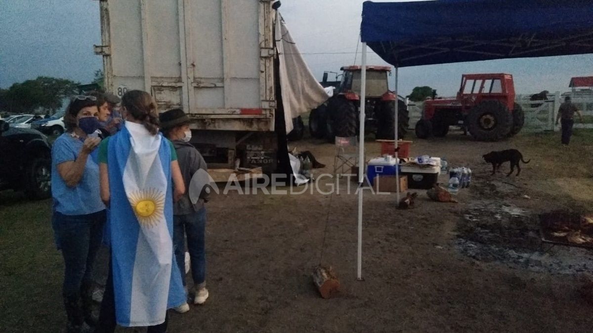 Dolores Etchevehere busca ceder parte de las tierras a los integrantes del Proyecto Artigas. Los productores rurales reclaman por la "defensa de la propiedad privada", acusando la ocupación de ilegal.