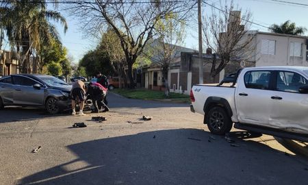 Accidente entre un auto y una camioneta en la ciudad de Santa Fe. Accidente entre un auto y una camioneta en la ciudad de Santa Fe.