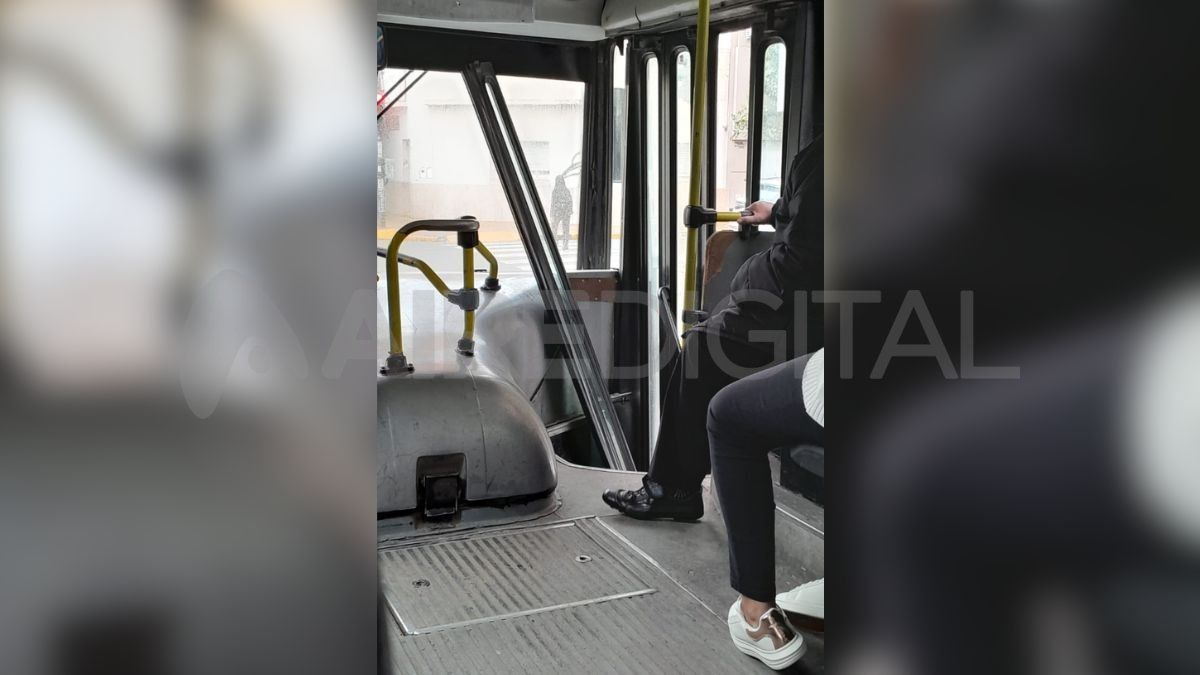 Ciudad de Santa Fe: se le salió la puerta a un colectivo de la Línea 5