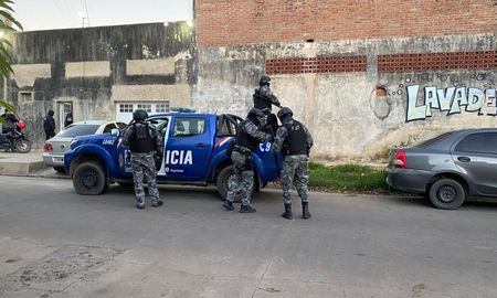 Se llevan a cabo once allanamientos simultáneos en distintos puntos de la ciudad de Santa Fe. Se llevan a cabo once allanamientos simultáneos en distintos puntos de la ciudad de Santa Fe.