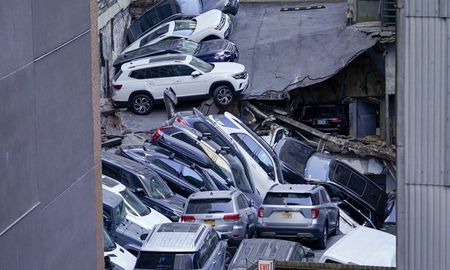 Los autos cayeron en un pozo que se formó tras el derrumbe. Los autos cayeron en un pozo que se formó tras el derrumbe.