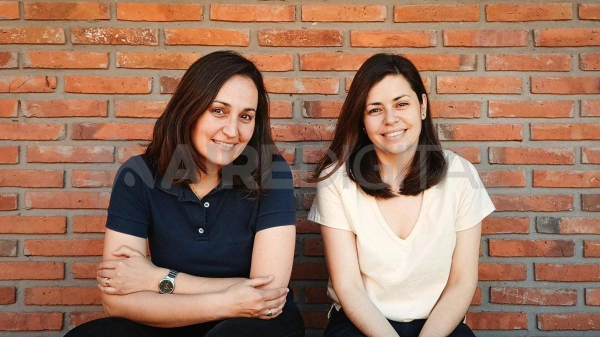 De izquierda a derecha, Nadia y Gabriela Gamboa, las arquitectas responsables de diseñar la sala de espera que ellas nombraron