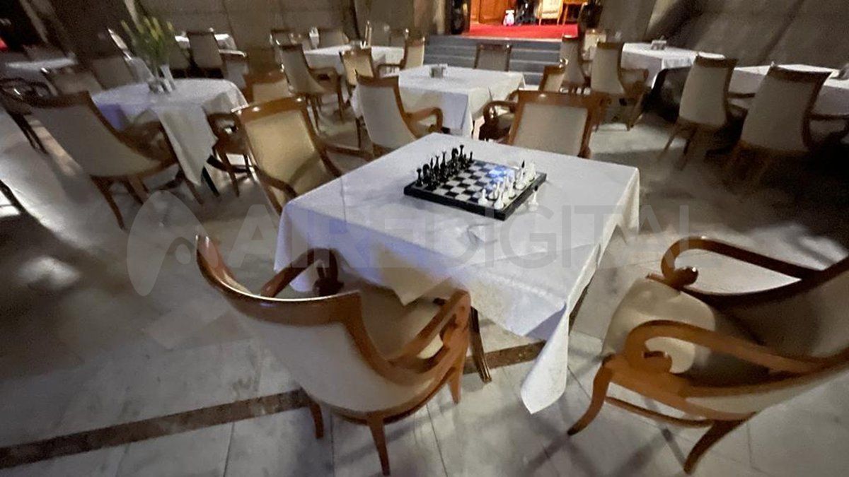 Una de las mesas del comedor tiene un juego de ajedrez, en el que nadie juega.