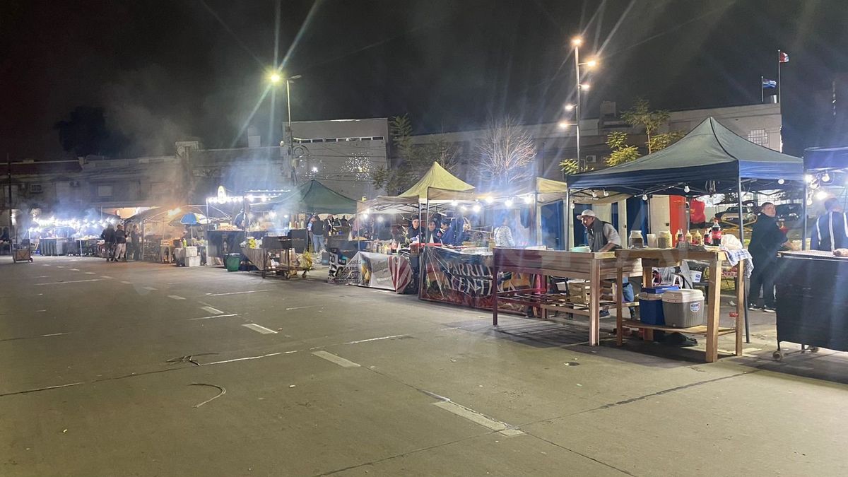 A la espera de la salida de los tatengues, así estaban los puestos de comidas frente a la sede social. A la espera de la salida de los tatengues, así estaban los puestos de comidas frente a la sede social.