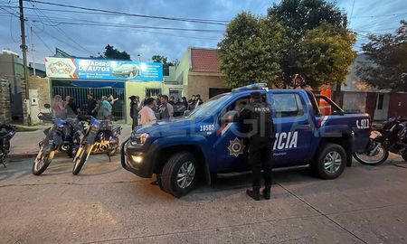 Según informó el móvil de AIRE, un llamado a la policía dio cuenta que en ese domicilio ubicado en 1° de Mayo al 4700 se llevó a cabo el asesinato. Según informó el móvil de AIRE, un llamado a la policía dio cuenta que en ese domicilio ubicado en 1° de Mayo al 4700 se llevó a cabo el asesinato.
