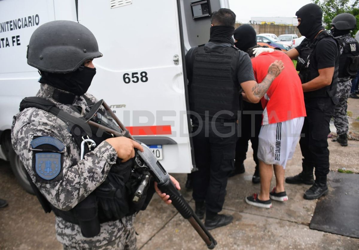 Reubicación de presos de alto perfil en Rosario tras los ataques al Heca y la sucursal bancaria. Reubicación de presos de alto perfil en Rosario tras los ataques al Heca y la sucursal bancaria.