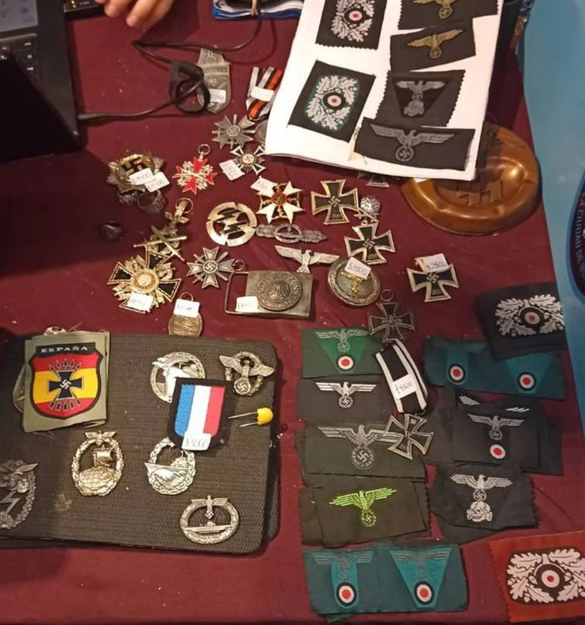 El hombre vendía elementos con simbología nazi.