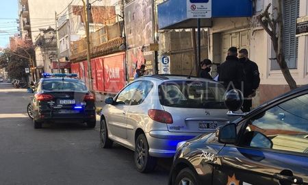 Efectivos policiales llegaron este domingo por la tarde a la clínica ubicada en 25 de Mayo al 3200. Efectivos policiales llegaron este domingo por la tarde a la clínica ubicada en 25 de Mayo al 3200.