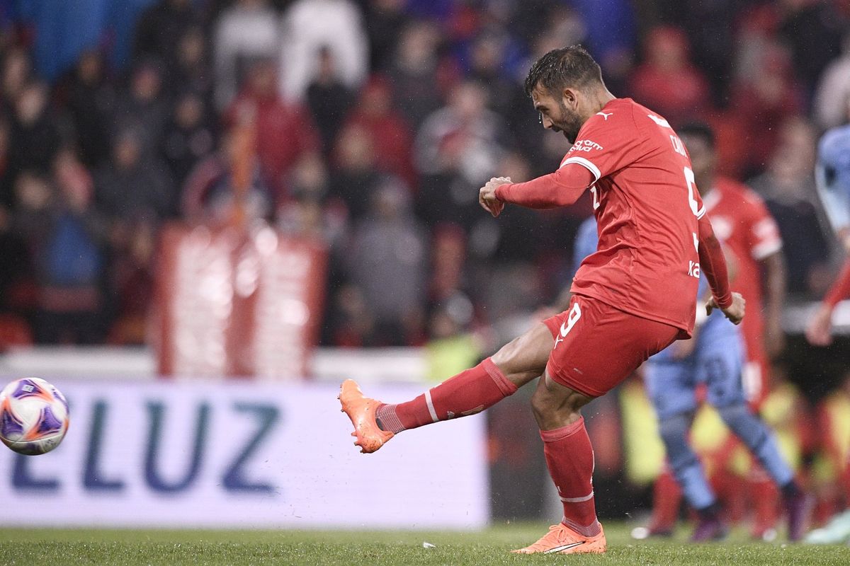 Martín Cauteruccio no pudo concluir la práctica de este lunes y está en duda su presencia en el duelo del sábado ante Unión. Martín Cauteruccio no pudo concluir la práctica de este lunes y está en duda su presencia en el duelo del sábado ante Unión.