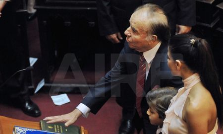 Carlos Menem durante su jura como senador nacional por La Rioja en el año 2011. Carlos Menem durante su jura como senador nacional por La Rioja en el año 2011.