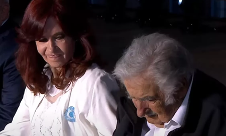 Pepe Mujica se quedó dormido durante el discurso de Alberto y Cristina Kirchner lo tuvo que despertar Pepe Mujica se quedó dormido durante el discurso de Alberto y Cristina Kirchner lo tuvo que despertar