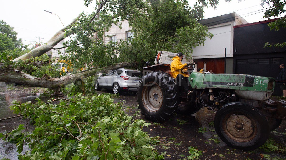 El personal de la Municipalidad de Santa Fe comenzó este martes a la mañana con la limpieza de las calles.