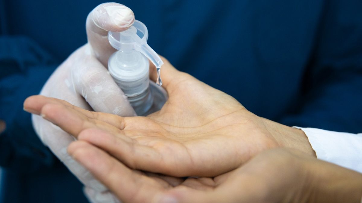 La Anmat prohibió la venta de un alcohol líquido y en gel de una empresa no habilitada.