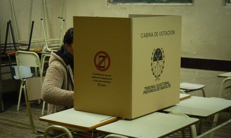 Este domingo, en 19 localidades de la provincia de Santa Fe se desarrollaron las elecciones en las que eligieron al intendente que gobernará por los próximos cuatro años. Este domingo, en 19 localidades de la provincia de Santa Fe se desarrollaron las elecciones en las que eligieron al intendente que gobernará por los próximos cuatro años.