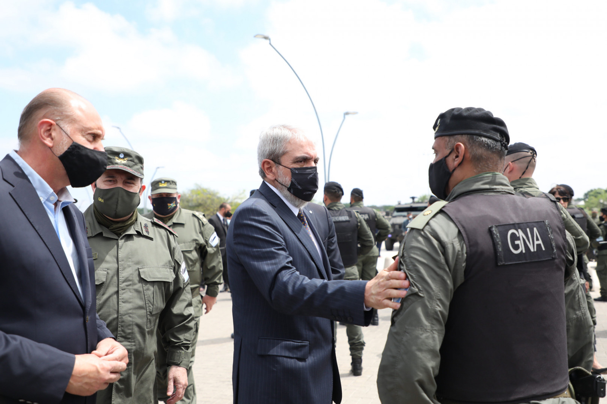 Aníbal Fernández y Omar Perotti recibieron a los 575 gendarmes en Rosario para reforzar la seguridad en octubre 2021.