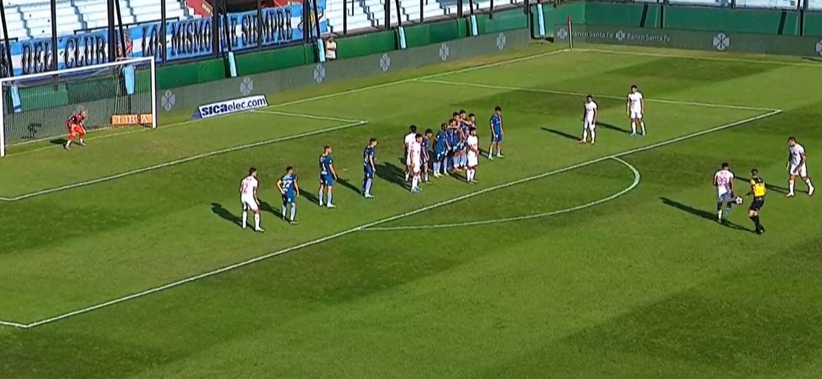 Imanol Machuca tuvo la chance de abrir el marcador ante Arsenal gracias a su gran pegada de tiro libre.