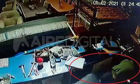 Filmados. Los dos ladrones buscaron que sus rostros no queden grabados. Filmados. Los dos ladrones buscaron que sus rostros no queden grabados.
