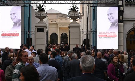 El lugar elegido para el homenaje fue la Biblioteca Argentina de Rosario, un lugar trascendental en la vida de Lifschitz. El lugar elegido para el homenaje fue la Biblioteca Argentina de Rosario, un lugar trascendental en la vida de Lifschitz.