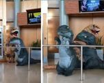 amor de abuela: sus nietos la esperaron disfrazados de dinosaurios en el aeropuerto y ella aparecio vestida igual
