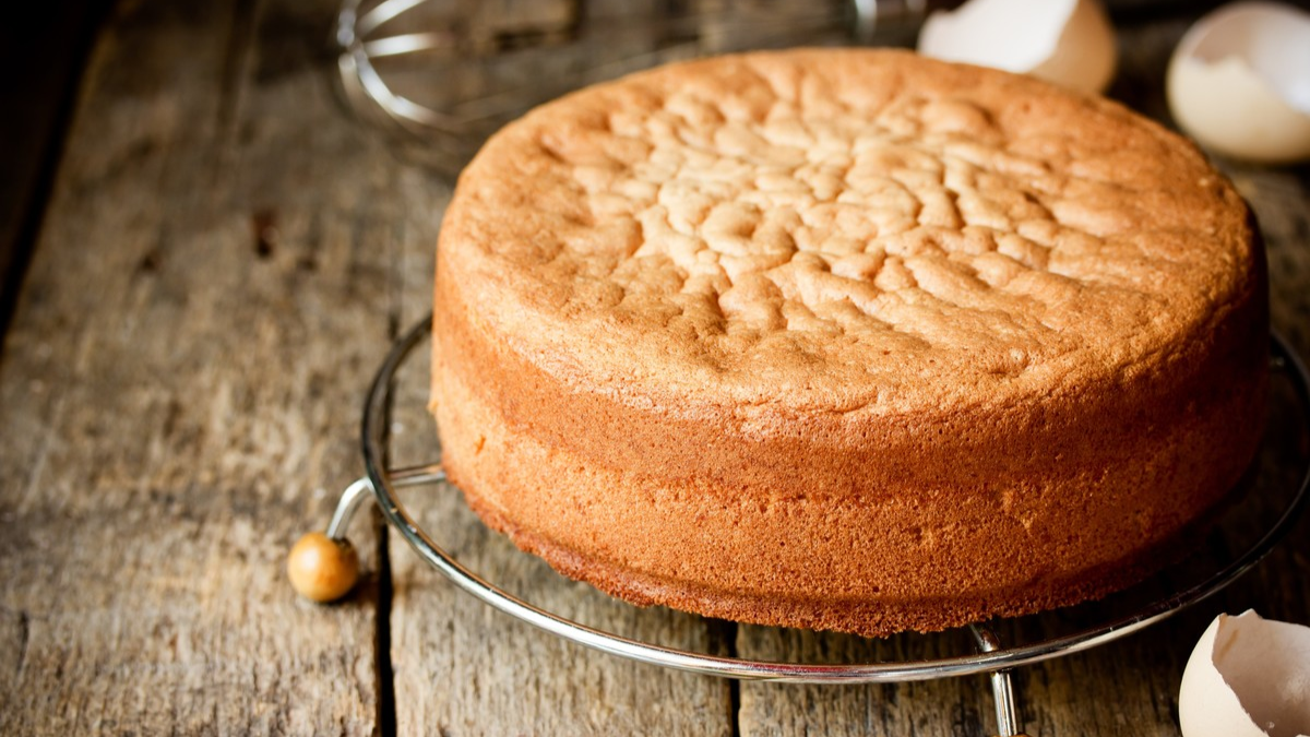 Bizcochuelo de vainilla con 5 ingredientes: la receta sencilla y los mejores consejos para que te salga esponjoso