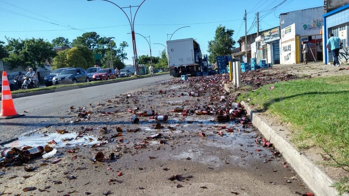 Un camión cargado con cervezas en cajones volcó su carga sobre Avenida Peñaloza.
