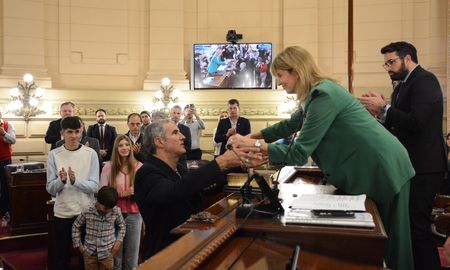 Carlos Kaufmann, hijo de Ricardo, juró este jueves como senador del departamento Garay hasta el 10 de diciembre. Carlos Kaufmann, hijo de Ricardo, juró este jueves como senador del departamento Garay hasta el 10 de diciembre.