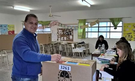 sauce viejo: pedro uliambre voto en los primeros minutos de la tarde sauce viejo: pedro uliambre voto en los primeros minutos de la tarde