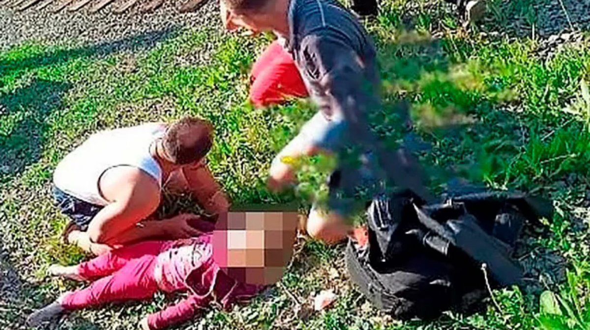 Al menos tres niños se encuentran en grave estado luego de que un castillo inflable volara por los aires más de siete metros en un shopping de Barnaul, Rusia.