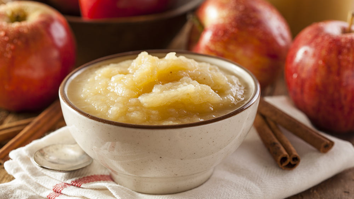 Cómo preparar un puré de manzana agridulce