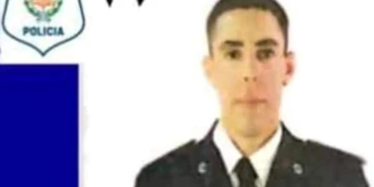 El policía, identificado como Nicolás Marcelo Chamorro, murió luego de recibir una patada en la espalda por parte de un vecino en medio de un operativo en Berisso. El policía, identificado como Nicolás Marcelo Chamorro, murió luego de recibir una patada en la espalda por parte de un vecino en medio de un operativo en Berisso.
