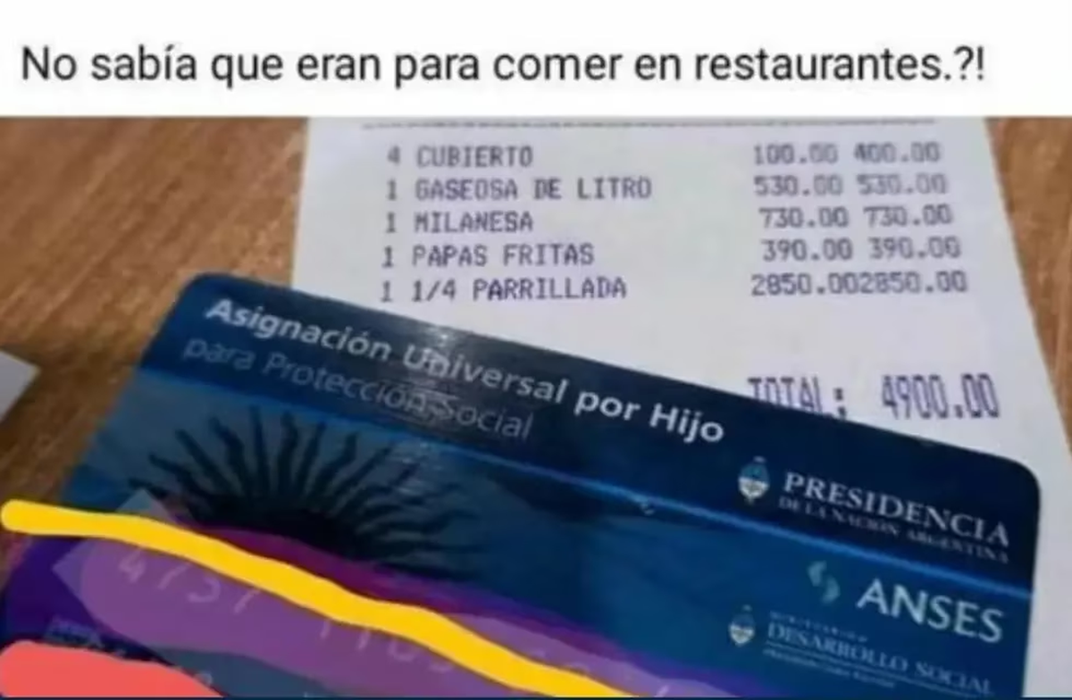 Pagaron la cuenta en un restaurante con la tarjeta de la AUH y el dueño los escrachó en redes